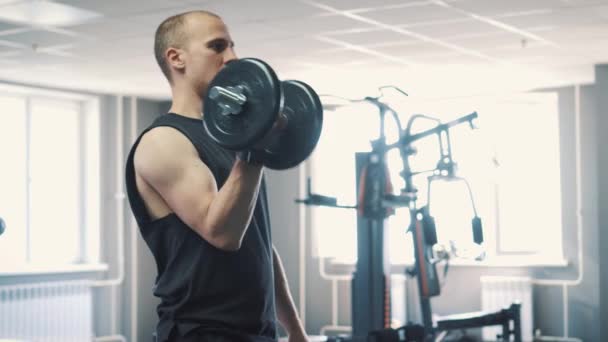 Mancuernas de hombre entrenamiento en el gimnasio — Vídeos de Stock