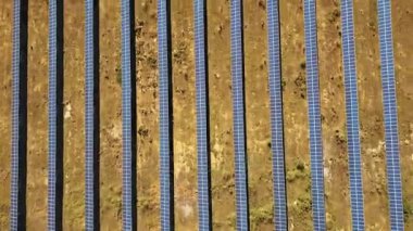 Havadan görünümü. Güneş ile güneş enerjisi Santrali üzerinde uçan. Güneş panelleri ve güneş. Hava dron vurdu. 4 k 30 kare/sn Prores Hq