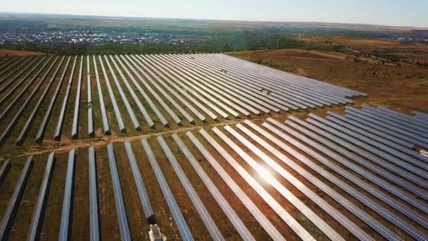 Vue Aérienne. Survoler la centrale solaire avec le soleil. Panneaux solaires et soleil. Un drone aérien. QG ProRes 4K 30fps 
