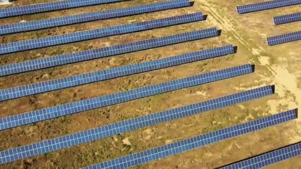 鸟瞰图。飞越太阳太阳能电厂。太阳能电池板和太阳。空中无人机拍摄。4 k 30 fps Prores 总部 — 图库视频影像