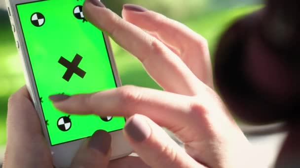 Jeune fille tient Smartphone avec écran vert à l'heure du soir. Mode de vie décontracté. lumière du soleil — Video