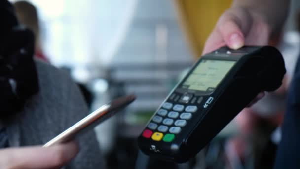 Contactless payment with your smartphone. Paying with a smartphone device on a credit card terminal. Wireless payment — Stock Video