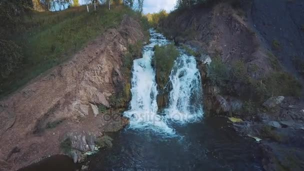 Flygfoto över vattenfallet. Vackra små turist vattenfall. En liten sjö som faller ett vattenfall. — Stockvideo