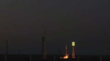 Baykonur, Kazakistan - Jule 28: Rus roket kalkış. Gezegen Dünya'Uluslararası Uzay İstasyonu için astronotlar uzaya uzay aracı başlattı, sinek.