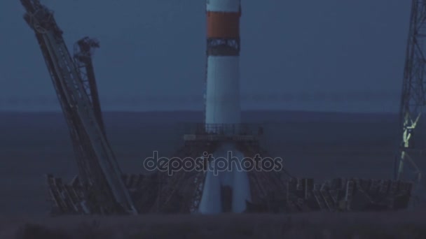 Bajkonuri, Kazahsztán - Jule 28: Orosz rakéta felszáll. Az űrhajó elindul az űrbe, az űrhajósok repülnek el-ból bolygó Föld dokkoló a Nemzetközi Űrállomás. — Stock videók