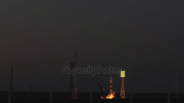 BAIKONUR, KAZAKHSTAN - 28 DE JULIO: Despegue de cohetes rusos. La nave espacial se lanza al espacio, los astronautas vuelan lejos del planeta tierra para atracar en la Estación Espacial Internacional . — Vídeos de Stock