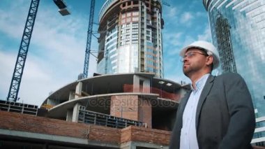 Mühendis veya Oluşturucu denetler ve yapım aşamasında nesne denetler. İnşaat alanına gidiyor, işçiler çalışıyoruz. Yenilikçi modern binalar arka planı