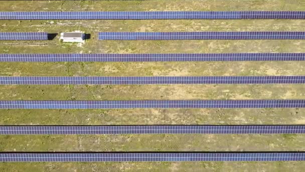 空撮。太陽と太陽光発電の上飛んでいます。太陽電池パネルと太陽。空中ドローンを撃った。4 k 30 fps 本社 — ストック動画