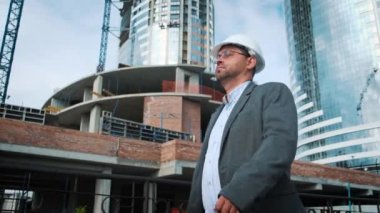 Mühendis veya Oluşturucu denetler ve yapım aşamasında nesne denetler. İnşaat alanına gidiyor, işçiler çalışıyoruz. Yenilikçi modern binalar arka planı
