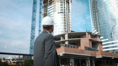 Mühendis veya Oluşturucu denetler ve yapım aşamasında nesne denetler. İnşaat alanına gidiyor, işçiler çalışıyoruz. Yenilikçi modern binalar arka planı