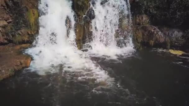 Luftaufnahme des Wasserfalls. schöner kleiner Touristenwasserfall. ein kleiner See, in den ein Wasserfall fällt. — Stockvideo