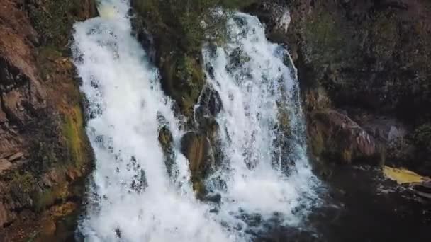 Flygfoto över vattenfallet. Vackra små turist vattenfall. En liten sjö som faller ett vattenfall. — Stockvideo