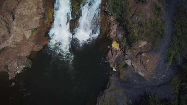 Vue aérienne de la cascade. Belle petite cascade touristique. Un petit lac dans lequel tombe une cascade .