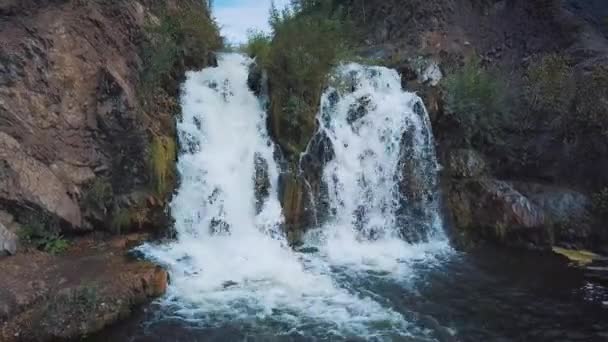 Вид з водоспадом. Красиві невелике туристичне водоспад. Невелике озеро, в який падає водоспад. — стокове відео