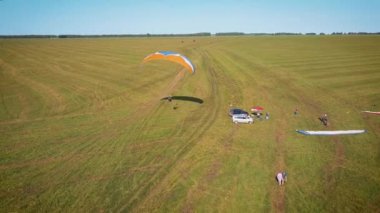 Paraplane, hava hava atış Yamaçparaşütü. Muhteşem yaşam. Yamaçparaşütü üzerinde uçan bir adam.