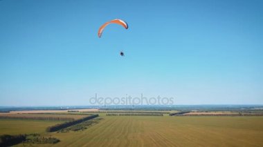 Paraplane, hava hava atış Yamaçparaşütü. Muhteşem yaşam. Yamaçparaşütü üzerinde uçan bir adam.