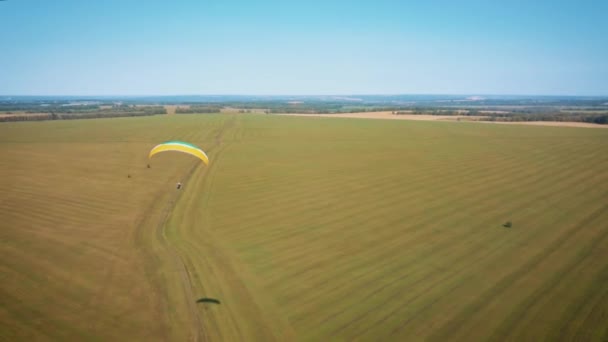 Paraplane，滑翔伞在空中空中拍摄。极端的生活。一个人飞在滑翔伞上. — 图库视频影像