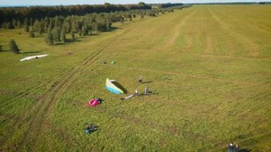 Paraplane, hava hava atış Yamaçparaşütü. Muhteşem yaşam. Yamaçparaşütü üzerinde uçan bir adam.