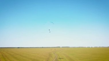 Paraplane, hava hava atış Yamaçparaşütü. Muhteşem yaşam. Yamaçparaşütü üzerinde uçan bir adam.