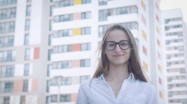 Kameraya bakarak ve gülümseyen güzel kız.