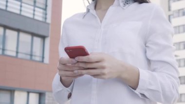 zarif güzel kadın manifatura şehir içinde smartphone