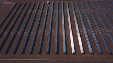 Anteni: Kırsal manzara güneş enerji santralleri ile. Altay, Kosh-Agach. Moğolistan kenarlığını kapatın.