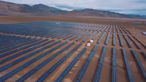 Aerial View of Solar Panel Park. Solar panels in the desert, among the mountains. Altai, Kosh-Agach. Close to the border of Mongolia. — Stock Video