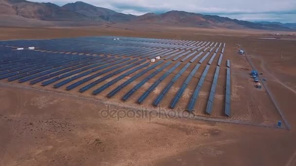 太阳能面板公园鸟瞰图。太阳能电池板在沙漠中，在山谷中。阿尔泰山，科什什阿加奇。到蒙古边境关闭. — 图库视频影像
