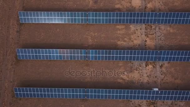 Luftaufnahme des Solarmodulparks. Sonnenkollektoren in der Wüste, zwischen den Bergen. altai, kosch-agach. nahe der Grenze zur Mongolei. — Stockvideo