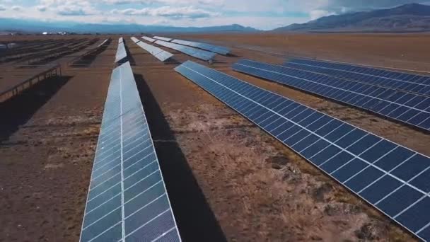 Aérea: Paisaje rural con plantas de energía solar. Altai, Kosh-Agach. Cerca de la frontera de Mongolia . — Vídeo de stock