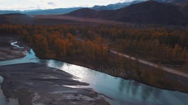 Havadan görünümü. Güzel dağ nehir üzerinde uçan. Hava kamera çekim. Manzara panorama. Altay, Sibirya.