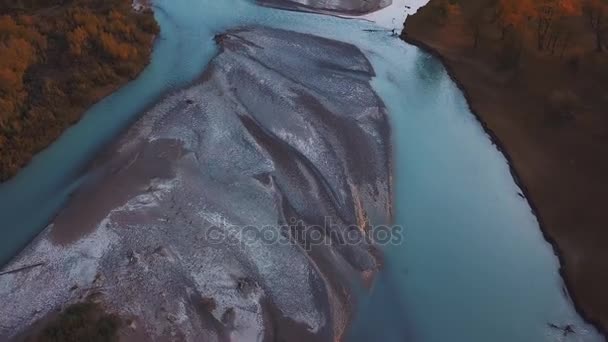 Vista aérea. Volando sobre el hermoso río de montaña. Cámara aérea grabada. Paisaje panorámico. Altai, Siberia . — Vídeo de stock