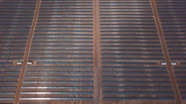 Hava çöl görünümünü büyük sanayi güneş enerji santralleri üreten güneş enerjisi, Altay, Kosh Agach konsantre. Moğolistan kenarlığını kapatın