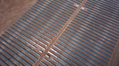 Hava çöl görünümünü büyük sanayi güneş enerji santralleri üreten güneş enerjisi, Altay, Kosh Agach konsantre. Moğolistan kenarlığını kapatın