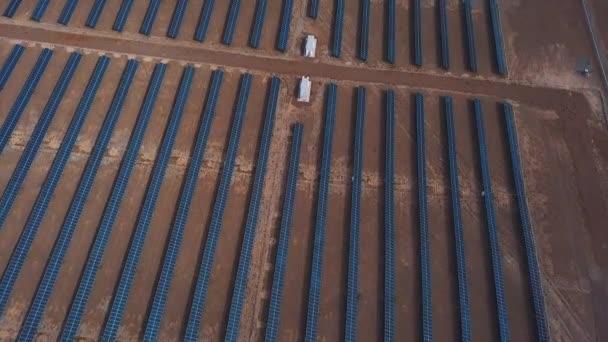 Vista aérea del desierto gran granja industrial de energía solar que produce energía solar concentrada, Altai, Kosh-Agach. Cerca de la frontera de Mongolia — Vídeo de stock