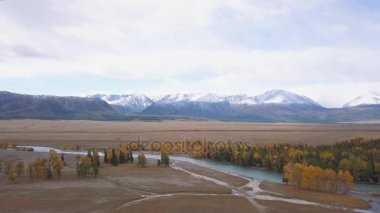 Havadan görünümü. Güzel dağ nehir üzerinde uçan. Hava kamera çekim. Manzara panorama. Altay, Sibirya.