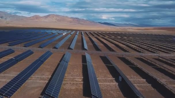 Aerial View. Flying over the solar power plant with sun. Solar panels and sun. Aerial drone shot. Altai, Kosh-Agach. Close to the border of Mongolia. — Stock Video