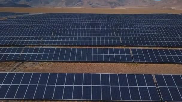 Aerial View. Flying over the solar power plant with sun. Solar panels and sun. Aerial drone shot. Altai, Kosh-Agach. Close to the border of Mongolia. — Stock Video