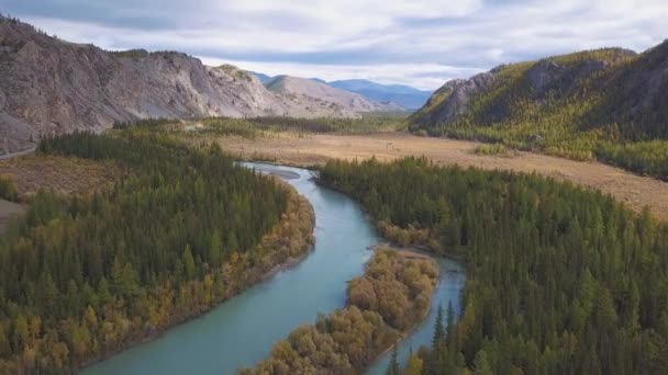 Vue Aérienne. Survoler la belle rivière de montagne. Caméra aérienne prise. Panorama paysager. Altaï, Sibérie .