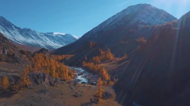 Anteni - uçuş bir dağ sonbahar nehir üzerinde. Su turkuaz ve Karaçam sarıdır. Uçuş güzel dağ Vadisi.