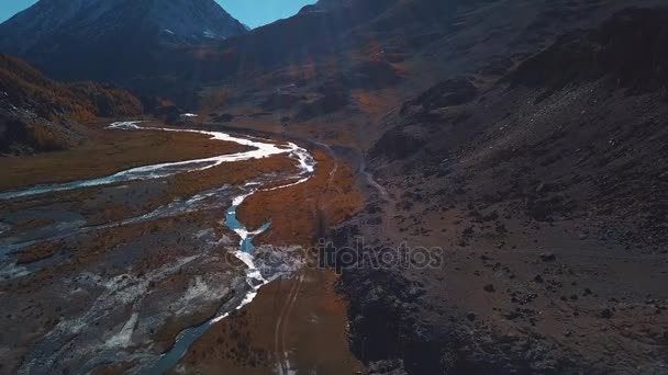 Antenn - flygning över ett berg hösten river. Vattnet är turkost och lärk är gul. Flyg i en vacker bergsdal. — Stockvideo