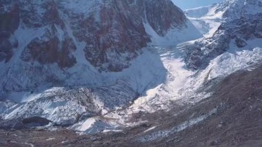 Bir buzul büyük parçaları donmuş buz ve kaya, üstten görünüm havadan görünümü