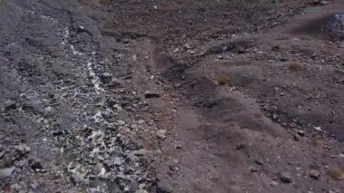 Bir buzul büyük parçaları donmuş buz ve kaya, üstten görünüm havadan görünümü