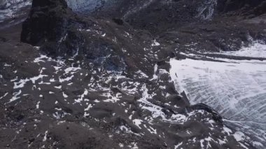 Havadan görünümü bir buzul büyük parçaları donmuş buz ve kaya, üstten görünüm. Buzul eriyor, ekoloji ve birikimi sorunları.