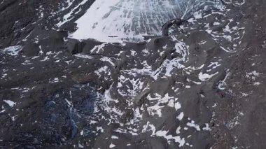 Havadan görünümü bir buzul büyük parçaları donmuş buz ve kaya, üstten görünüm. Buzul eriyor, ekoloji ve birikimi sorunları.