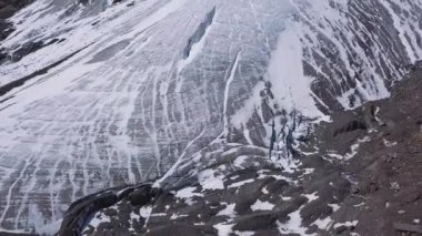 Havadan görünümü bir buzul büyük parçaları donmuş buz ve kaya, üstten görünüm. Buzul eriyor, ekoloji ve birikimi sorunları.