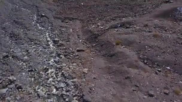 Vista aérea de un glaciar enormes trozos de hielo congelado y roca, vista superior — Vídeos de Stock