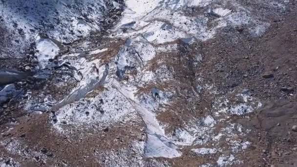 A légi felvétel a gleccser hatalmas darab fagyasztott jéggel és rock, felülnézet — Stock videók