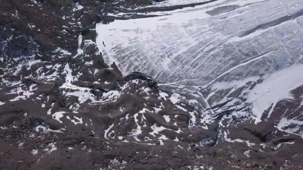 Vista aérea de un glaciar enormes trozos de hielo congelado y roca, vista superior. El glaciar se derrite, los problemas de ecología y acumulación . — Vídeos de Stock