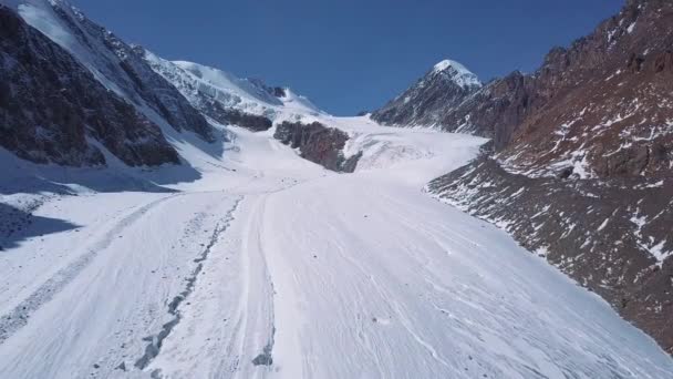 Vista aérea de uma geleira enormes pedaços de gelo congelado e rocha, vista superior. O glaciar derrete, os problemas de ecologia e acumulação . — Vídeo de Stock